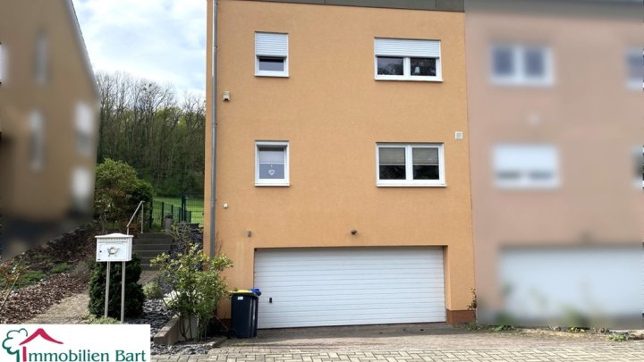 WOHNHAUS MIT SICHT INS GRÜNE IN PERL!
