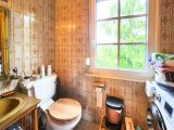Tageslicht-Badezimmer mit Badewanne im Obergeschoss