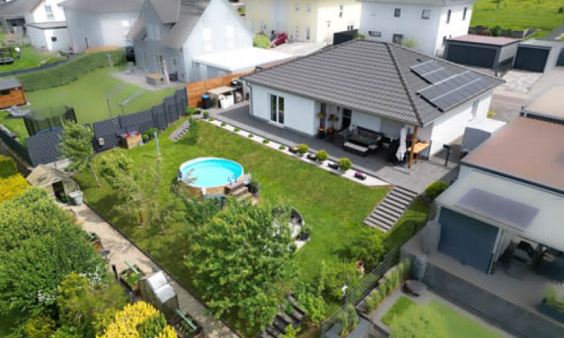 Energieeffizient und alles auf einer Ebene: Neubau-Bungalow mit unverbaubarem Fernblick