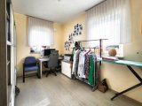 Helles Arbeitszimmer mit zwei Fenstern