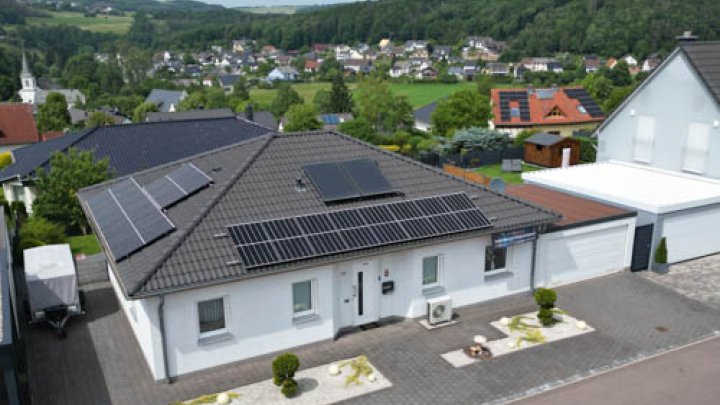 Energieeffizient und alles auf einer Ebene: Neubau-Bungalow mit unverbaubarem Fernblick