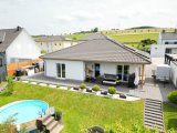 Rückansicht mit Garten und Terrasse