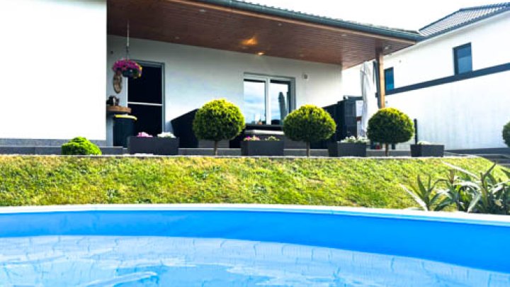 Energieeffizient und alles auf einer Ebene: Neubau-Bungalow mit unverbaubarem Fernblick