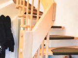 EG links elegante Holztreppe ins Obergeschoss