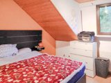 EG links ein weiteres von drei Zimmern im Obergeschoss