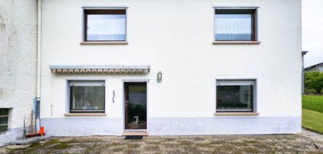 80 Rückansicht mit Garten und Terrasse