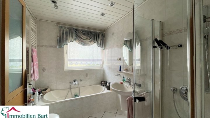 GRENZNÄHE: HAUS MIT 2 WOHNUNGEN / 2  GARAGEN / TOP HÖHENLAGE