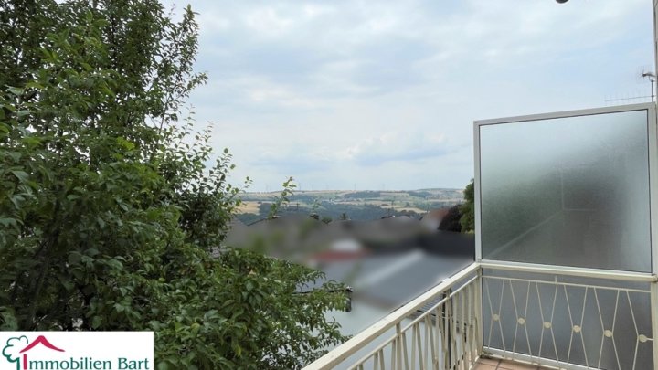 GRENZNÄHE: HAUS MIT 2 WOHNUNGEN / 2  GARAGEN / TOP HÖHENLAGE