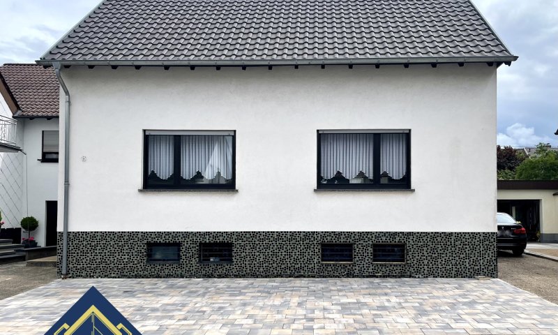 Freistehendes und saniertes Zweifamilienhaus mit Garten und Garage in Ensdorf zu verkaufen