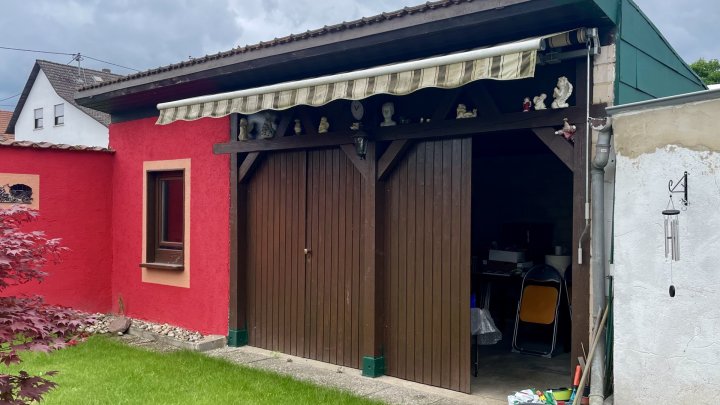 Freistehendes und saniertes Zweifamilienhaus mit Garten und Garage in Ensdorf zu verkaufen