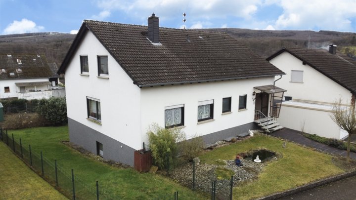 Freistehendes EFH mit Garage und großem Garten in ruhiger Lage