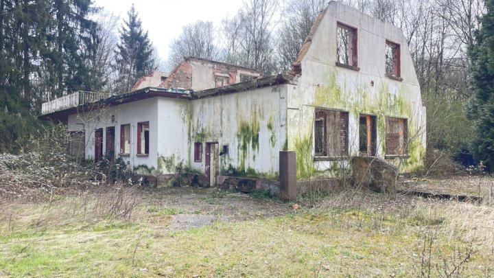 Bestandsschutz-Gebäude auf großem Grundstück – Wiederaufbau nach Brand möglich