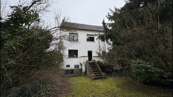 Zweifamilienhaus mit viel Platz und Entwicklungspotenzial in Wadgassen-Hostenbach