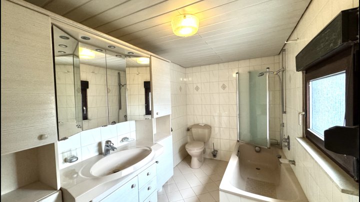 Zweifamilienhaus mit viel Platz und Entwicklungspotenzial in Wadgassen-Hostenbach