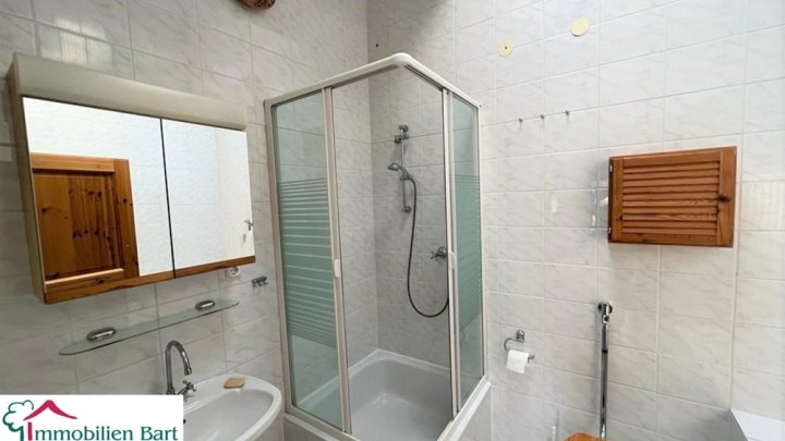 GRENZE L-REMICH: WOHNHAUS MIT 3 WOHNUNGEN, GARAGEN, BAUGRUNDSTÜCK UND GARTEN