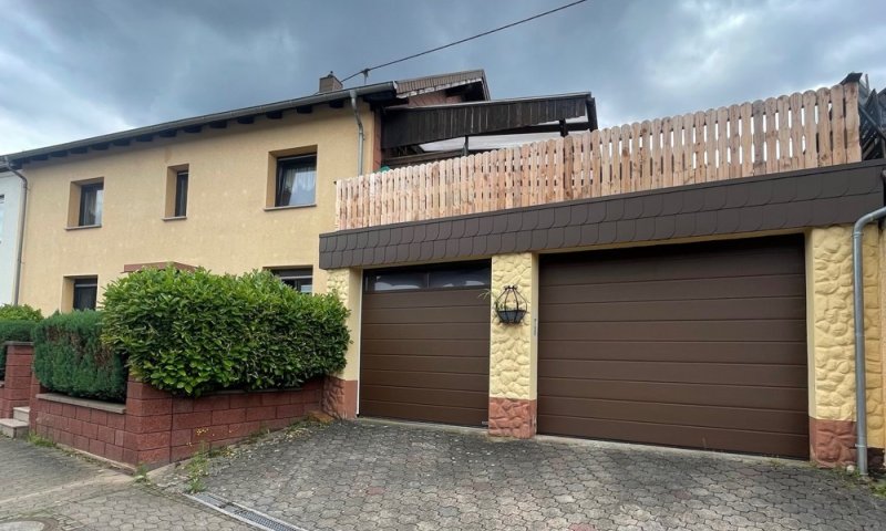 Gepflegtes Einfamilienhaus mit 2 Garagen in Uninähe