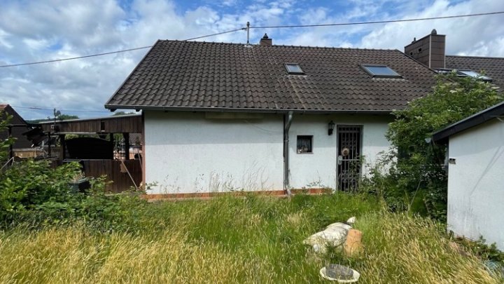 Gepflegtes Einfamilienhaus mit 2 Garagen in Uninähe