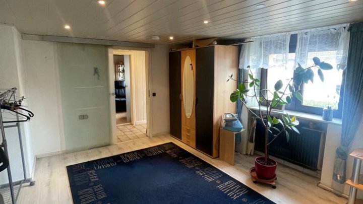 Gepflegtes Einfamilienhaus mit 2 Garagen in Uninähe