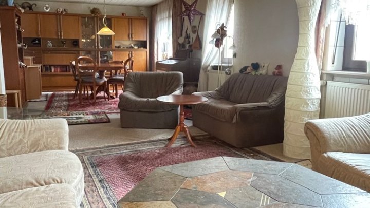 Gepflegtes Einfamilienhaus mit 2 Garagen in Uninähe