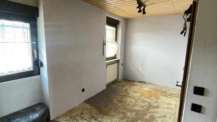 Gepflegtes Einfamilienhaus mit 2 Garagen in Uninähe