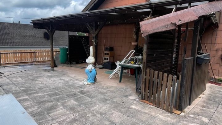 Gepflegtes Einfamilienhaus mit 2 Garagen in Uninähe