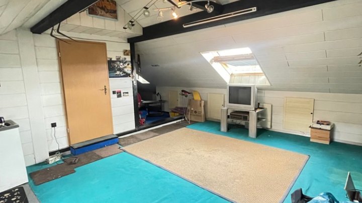 Gepflegtes Einfamilienhaus mit 2 Garagen in Uninähe