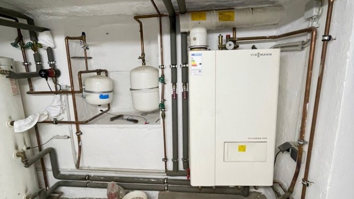 Gepflegtes Einfamilienhaus mit 2 Garagen in Uninähe