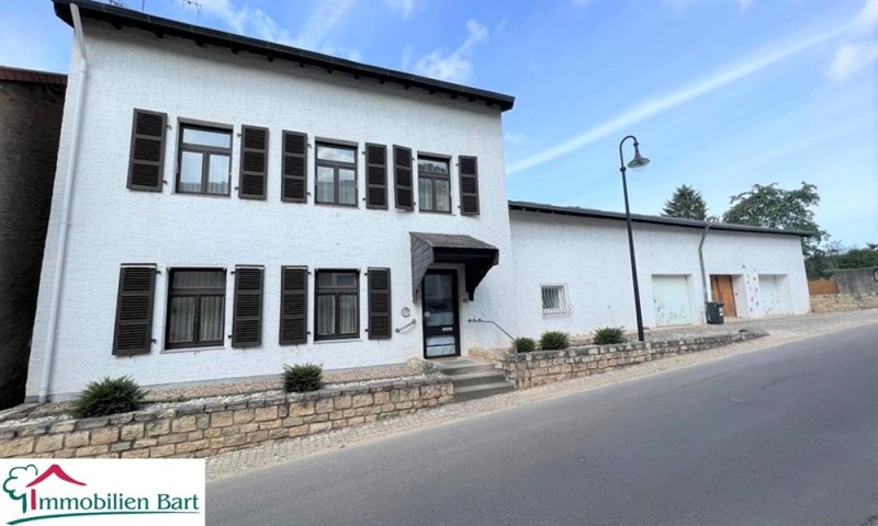 GRENZE L-REMICH: WOHNHAUS MIT 3 WOHNUNGEN, GARAGEN UND GARTEN