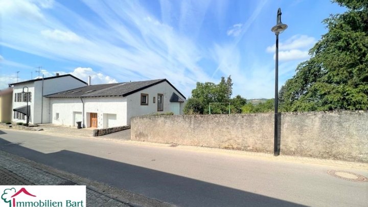 GRENZE L-REMICH: WOHNHAUS MIT 3 WOHNUNGEN, GARAGEN UND GARTEN