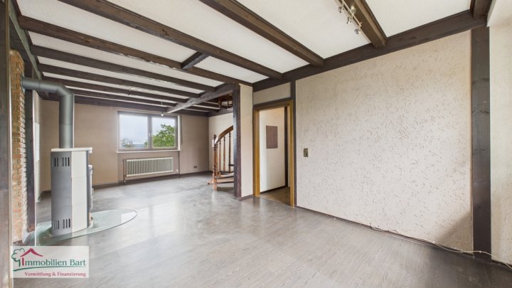 GRENZNÄHE: GERÄUMIGES WOHNHAUS MIT VIEL PLATZ IM UND UMS HAUS!