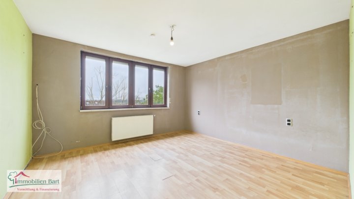 GRENZNÄHE: GERÄUMIGES WOHNHAUS MIT VIEL PLATZ IM UND UMS HAUS!
