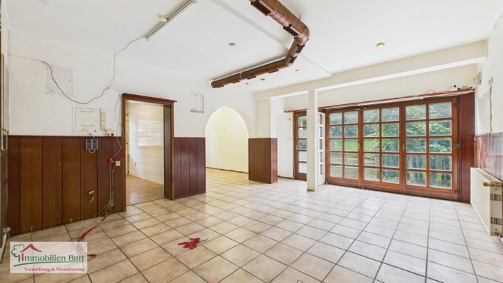 GRENZNÄHE: GERÄUMIGES WOHNHAUS MIT VIEL PLATZ IM UND UMS HAUS!