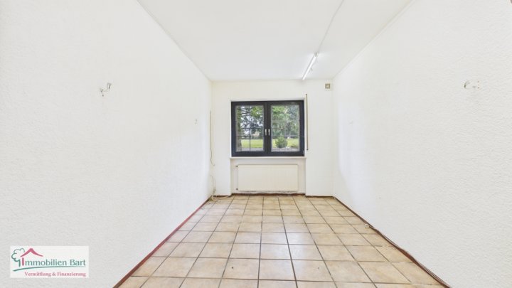 GRENZNÄHE: GERÄUMIGES WOHNHAUS MIT VIEL PLATZ IM UND UMS HAUS!