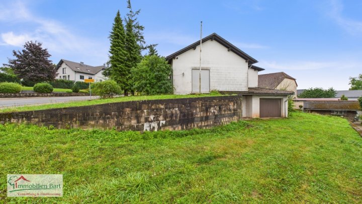 GRENZNÄHE: GERÄUMIGES WOHNHAUS MIT VIEL PLATZ IM UND UMS HAUS!