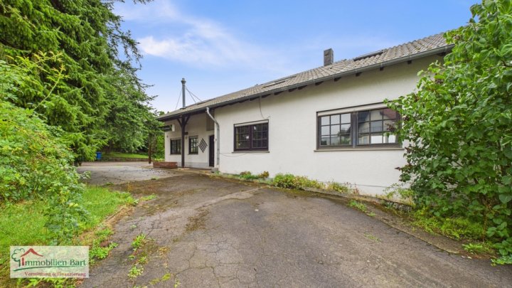GRENZNÄHE: GERÄUMIGES WOHNHAUS MIT VIEL PLATZ IM UND UMS HAUS!