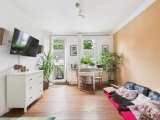 Wohnzimmer mit Zugang zu eine Balkon