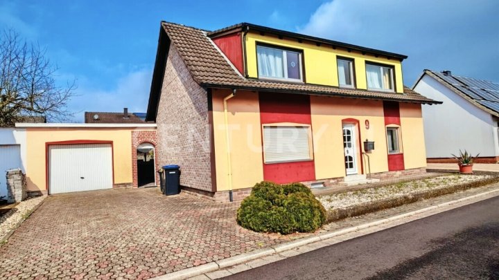 Charmante Dachgeschosswohnung mit Balkon und Gartenzugang