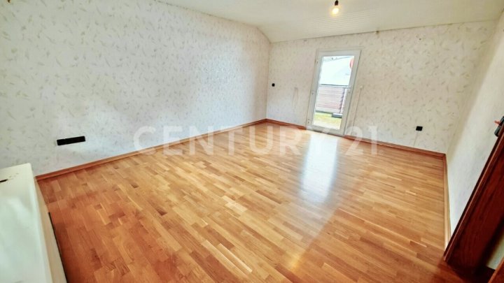 Charmante Dachgeschosswohnung mit Balkon und Gartenzugang