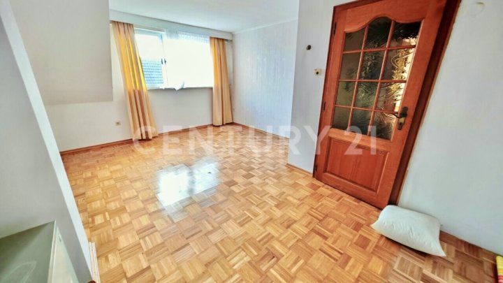 Charmante Dachgeschosswohnung mit Balkon und Gartenzugang
