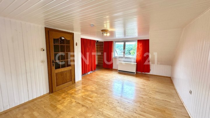 Charmante Dachgeschosswohnung mit Balkon und Gartenzugang