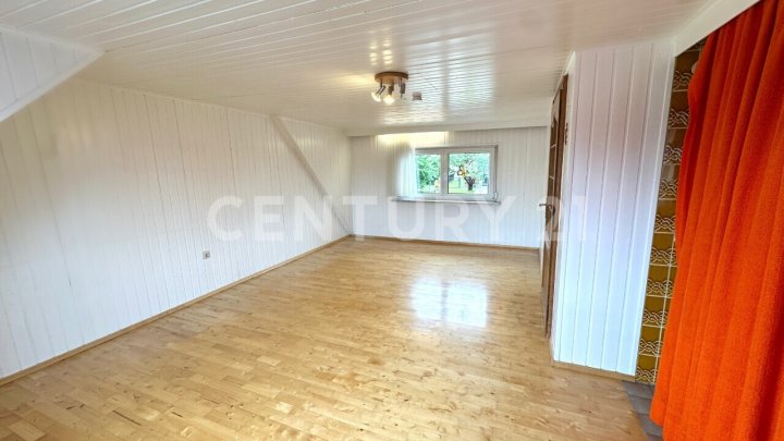Charmante Dachgeschosswohnung mit Balkon und Gartenzugang