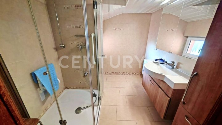 Charmante Dachgeschosswohnung mit Balkon und Gartenzugang