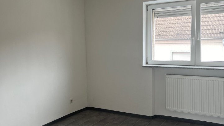 Vermietete kleine Doppelhaushälfte in ruhiger Seitenstrasse mit schönem Weitblick in VK-Ludweiler zu verkaufen