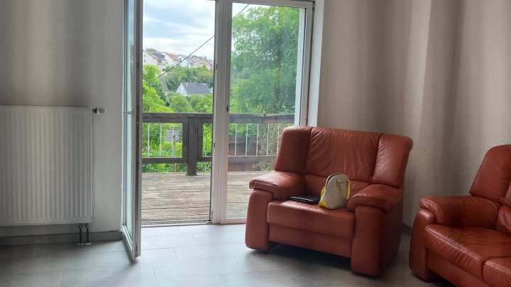 Vermietete kleine Doppelhaushälfte in ruhiger Seitenstrasse mit schönem Weitblick in VK-Ludweiler zu verkaufen