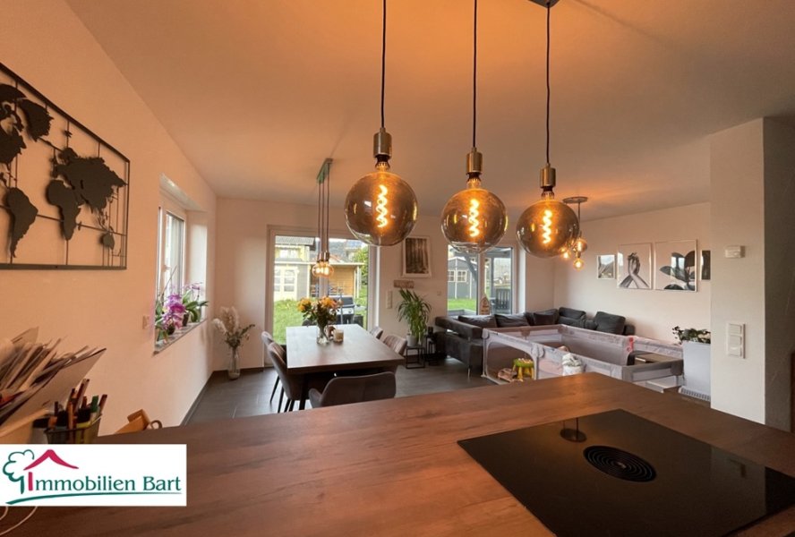 offener Wohn-/Essbereich mit Küche und Zugang zur Terrasse und zum Garten EG