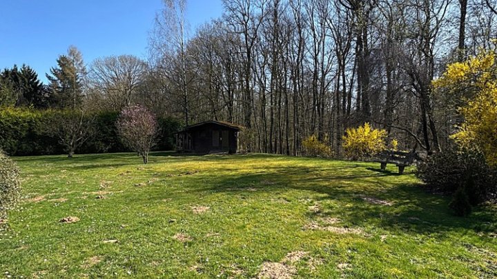 Großzügiges freistehendes Haus mit Garagen und Garten nähe Golfplatz