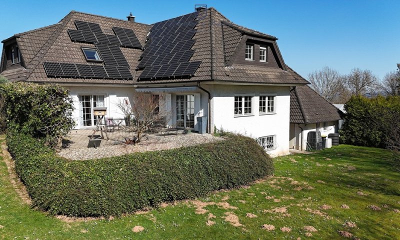 Großzügiges freistehendes Haus mit Garagen und Garten nähe Golfplatz