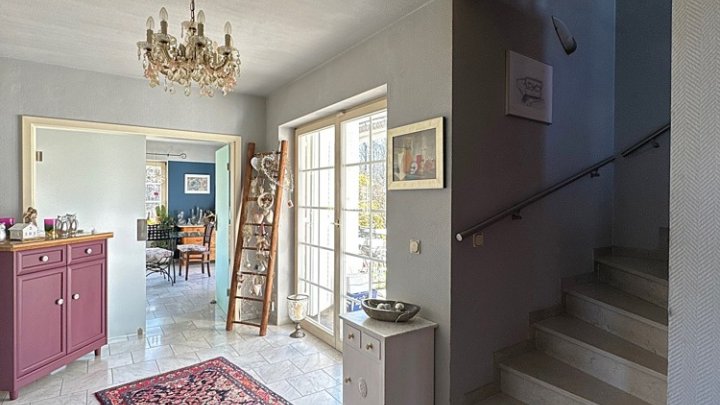 Großzügiges freistehendes Haus mit Garagen und Garten nähe Golfplatz