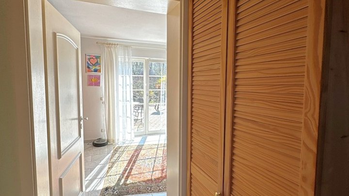 Großzügiges freistehendes Haus mit Garagen und Garten nähe Golfplatz