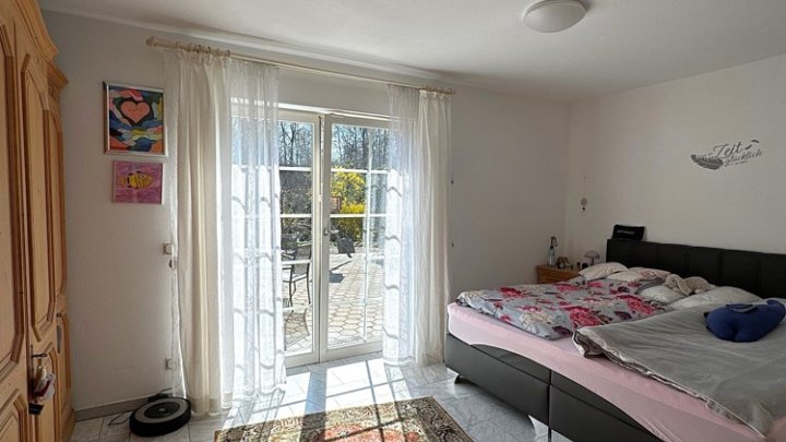 Großzügiges freistehendes Haus mit Garagen und Garten nähe Golfplatz